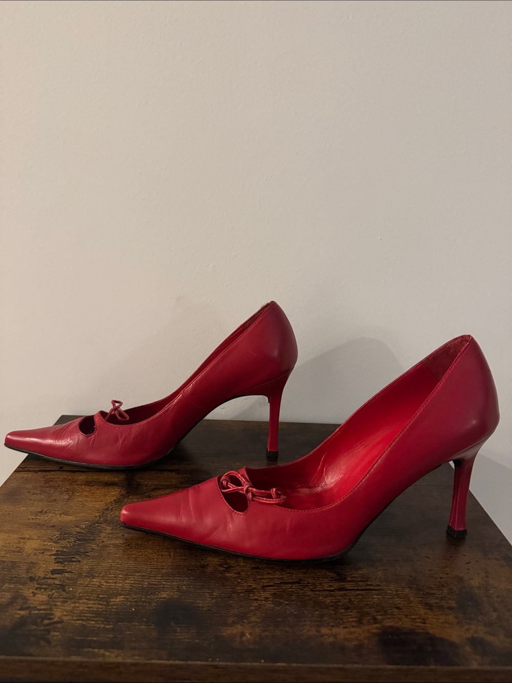 Charles David Red Pointed-Toe Pumps with Front Tie Decoration - Picture 4 of 11